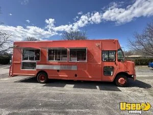 Like New -2016 31' Freightliner MT55 All-Purpose Diesel Food Truck w/ Pro-Fire System for Sale in Illinois!