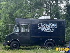 LOW MILES GMC P30 Step Van Street Food Truck / Used Mobile Kitchen Unit for Sale in North Carolina!