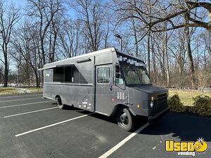Well Equipped w/ Innovative Layout  2001 26.5' Workhorse P42  Food Truck Mobile Kitchen for Sale in Ohio!