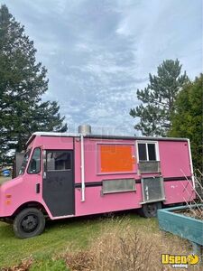 GMC Step Van Mobile Kitchen Food Truck with Pro Fire Suppression System for Sale in Quebec!