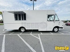 2005 25' Workhorse P42 All-Purpose Food Truck with Pro Fire System for Sale in Tennessee!