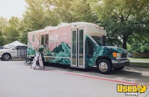 Low Mileage - 2006 Ford Starcraft Food Truck | Mobile Street Vending Unit for Sale in Texas!