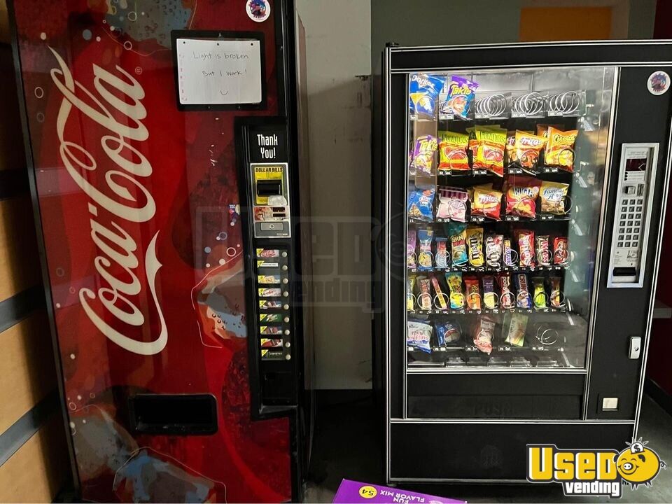 Glass Front Snack Vending Machine Automatic Products 7600 