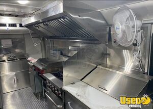 F-550 Super Duty Kitchen Food Truck All-purpose Food Truck Stainless Steel Wall Covers Florida Diesel Engine for Sale