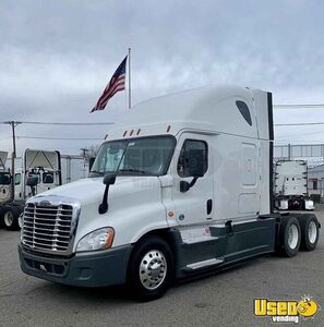 2016 Freightliner Cascadia Evolution Sleeper Cab Semi Truck for Sale in Illinois!