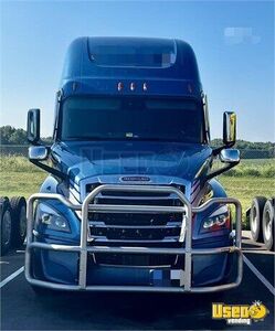 2021 Freightliner Cascadia 126 Diesel Engine  Sleeper Cab Semi Truck for Sale in Indiana!