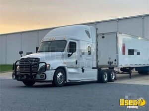 2016 Freightliner Cascadia 125 Evolution Sleeper Cab Semi Truck for Sale in Kansas!