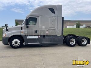 2016 Freightliner Cascadia 125 Sleeper Cab Semi Truck for Sale in Missouri!