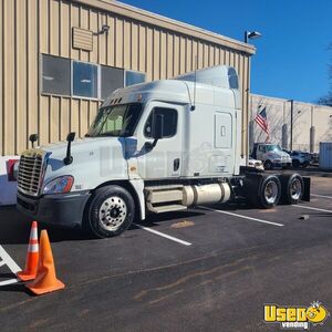 2009 Freightliner Cascadia 125 Sleeper Cab Semi Truck for Sale in New Jersey!