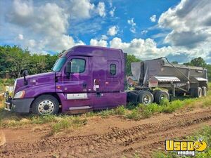 2016 Freightliner Cascadia Sleeper Cab Semi Truck and 2015 28' Quarter frame Trailer for Sale in Oklahoma!