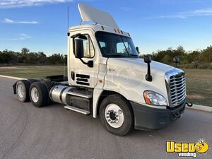 Ready to Work - 2015 Freightliner Cascadia 113 Day Cab Semi Truck for Sale in Texas!
