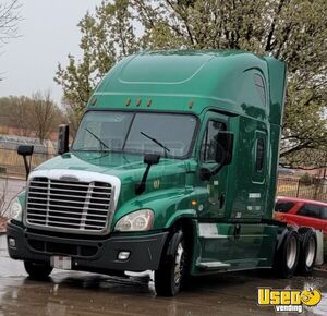 2017 Freightliner Cascadia Hi-Rise Sleeper Truck / Used Semi Truck in Great Shape for Sale in Washington!