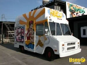 18.5' Ice Cream Truck Mobile Vending Unit w/ HCD Insignia for Sale in California!