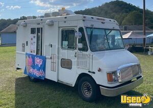 2000 - 18' Chevrolet Workhorse P30 Ice Cream Soft Serve Truck for Sale in Ohio!