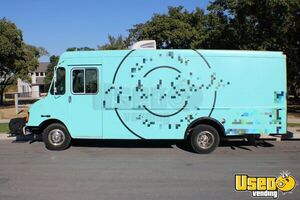 Clean and Appealing - 2000 Chevrolet Workhorse Mobile Boutique Truck for Sale in Texas!