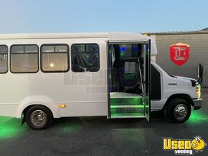2017 Ford E-350 Mobile Barbershop Bus / Barbershop on Wheels for Sale in Florida!
