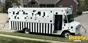 2004 - 27' Workhorse Step Van P42 Mobile Beauty Spa Truck with 2020 Interior Build-Out for Sale in Indiana!