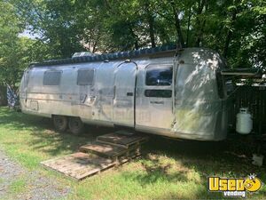 1970 Thor Motor Coach Airstream Hair Salon Trailer with Bathroom for Sale in North Carolina!