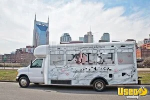 2003 - 24' Ford StarCraft E-450 Mobile Nail Salon Truck for Sale in Tennessee!