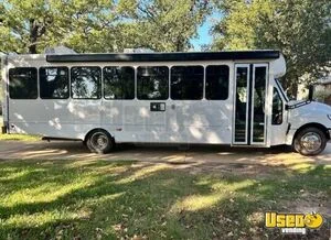 Clean and Appealing - 2014 International StarCraft 3500 Mobile Salon Bus with Bathroom for Sale in Texas!