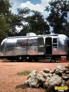 Vintage - 29' 1972 Airstream Safari Mobile Barbershop Mobile Business Trailer for Sale in Texas!