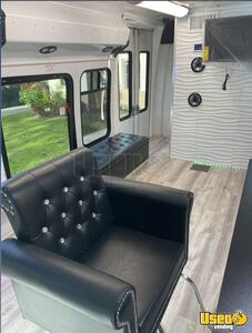 Mobile Hair Salon Bus / Truck Mobile Hair & Nail Salon Truck Interior Lighting Florida Gas Engine for Sale