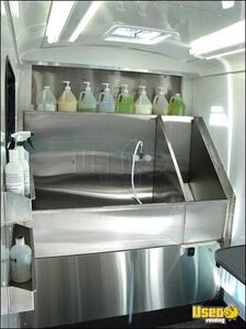Mobile Pet Grooming Trailer Pet Care / Veterinary Truck Electrical Outlets California for Sale