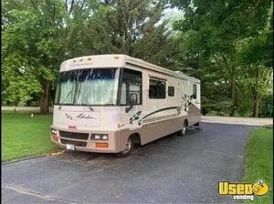 Very Clean - 1998 32'  Winnebago Adventure Motorhome Bus/RV Mobile Home for Sale in Wisconsin!