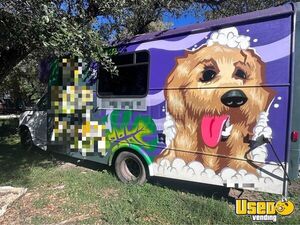 Wag'n Tails Pet Stylist Elite 2006 Ford E-450 Mobile Dog Grooming Truck for Sale in Texas!