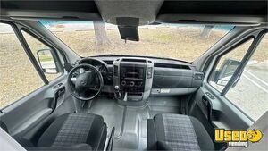 Pet Grooming Truck Pet Care / Veterinary Truck Electrical Outlets California Diesel Engine for Sale