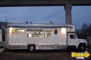 Ready to Go 24' International Pizza Food Truck for Sale in British Columbia!