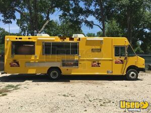 2011  34' Workhorse W62 Wood Fired Pizza Kitchen Food Truck for Sale in Texas!