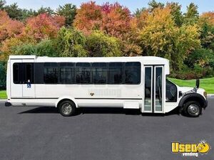 Well Maintained - 2017 Ford F550 Shuttle Bus with Wheelchair Lift for Sale in New York!