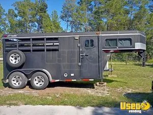 2004 - 21' Delta Gooseneck Open Stock Horse Living Quarters Trailer for Sale in Texas!