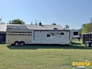 2019 Lakota Stock Combo Living Quarter Horse Trailer w/ Bathroom for Sale in Texas!