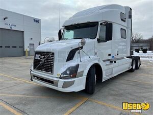 2017 Volvo VNL 780 I-Shift Transmission Sleeper Cab Semi Truck for Sale in Illinois!