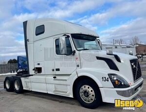Road Ready 2016 Volvo Sleeper Cab Semi Truck in Great Running Condition for Sale in Illinois!
