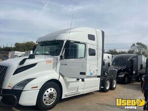 2019 - Volvo VNL 760 Diesel Engine Sleeper Cab Semi Truck for Sale in Texas!