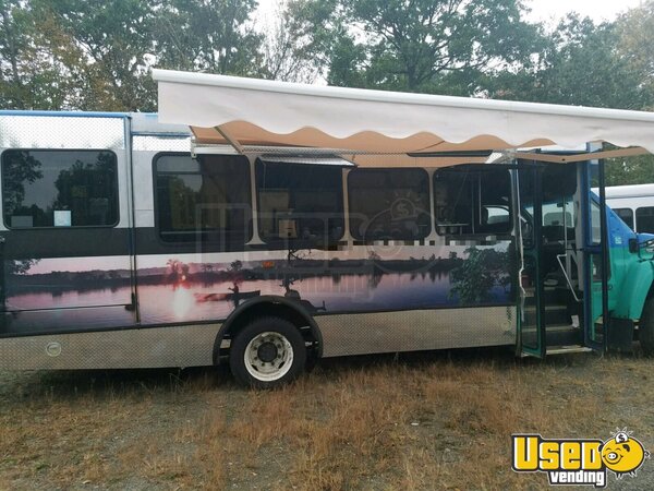 30' Chevy Mobile Kitchen Food Truck for Sale in New York- NEW KITCHEN!!!